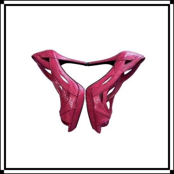 Like New!! WHBM “Callie” Red, Faux Snakeskin, Sexy Cutout Pump, size 7 - Picture 3 of 6